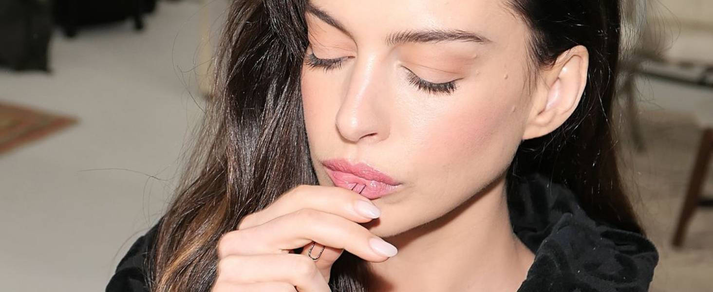 Το μυστικό της Anne Hathaway για ζουμερά χείλη που τρέλανε το TikTok