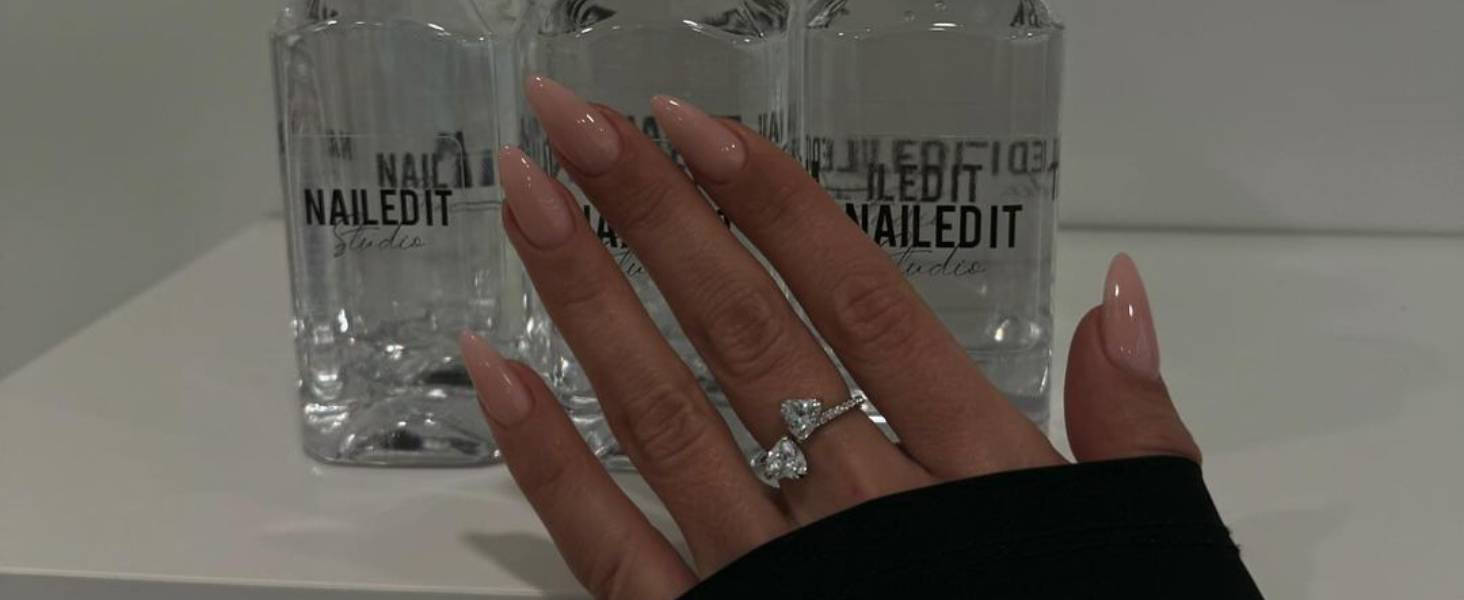 Vanilla chai nails: To νέο chic nail trend του χειμώνα που το αγαπήσαμε στη Σελένα Γκομέζ και τη Χάιντι Κλουμ
